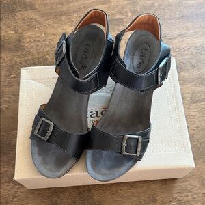 Taos Footwear Women's Black and Gray Sandals